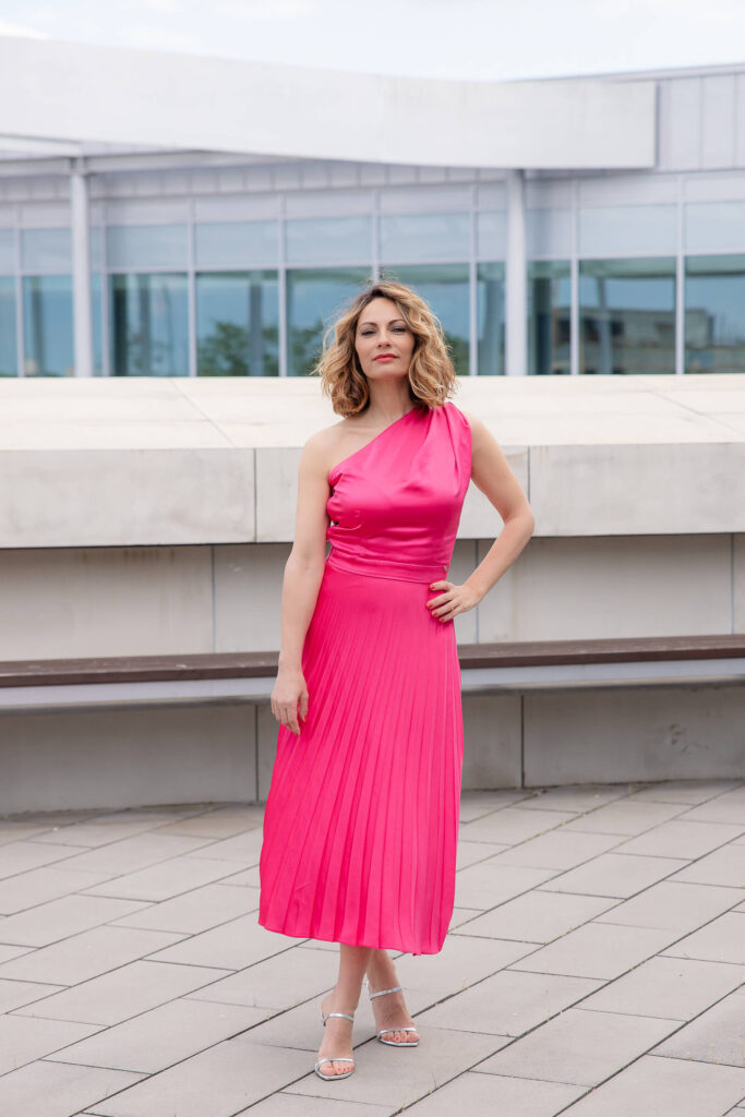 zhoja-couture-alkalmi-midi-ruha-fukszia-pink-plisszirozott