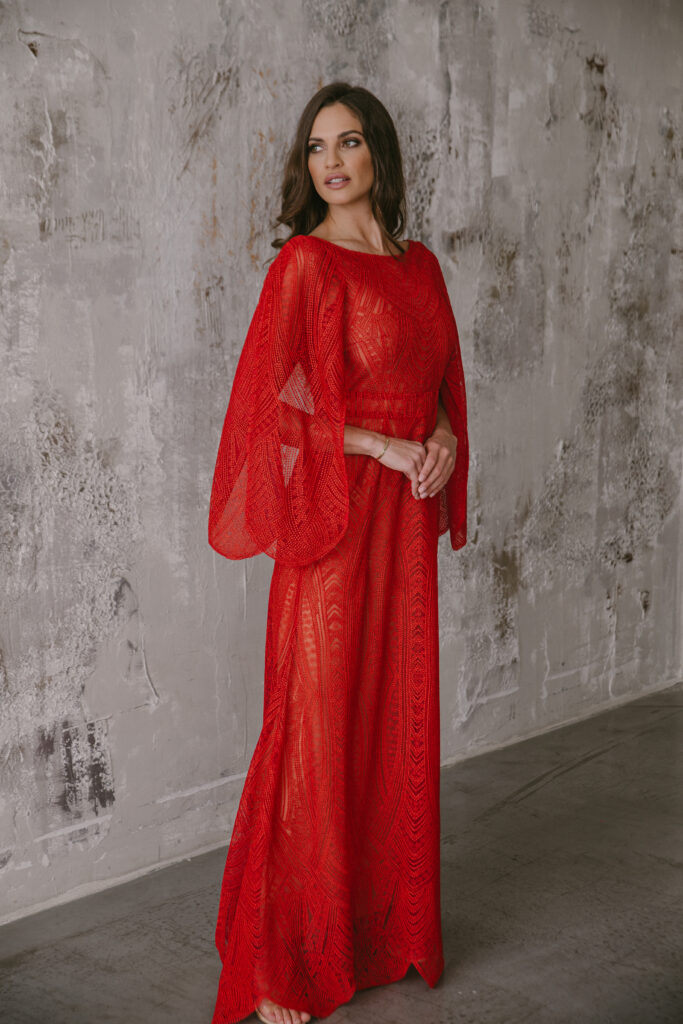 zhoja-couture-bali-ruha-piros-palastujjas-geometrikus-estelyi