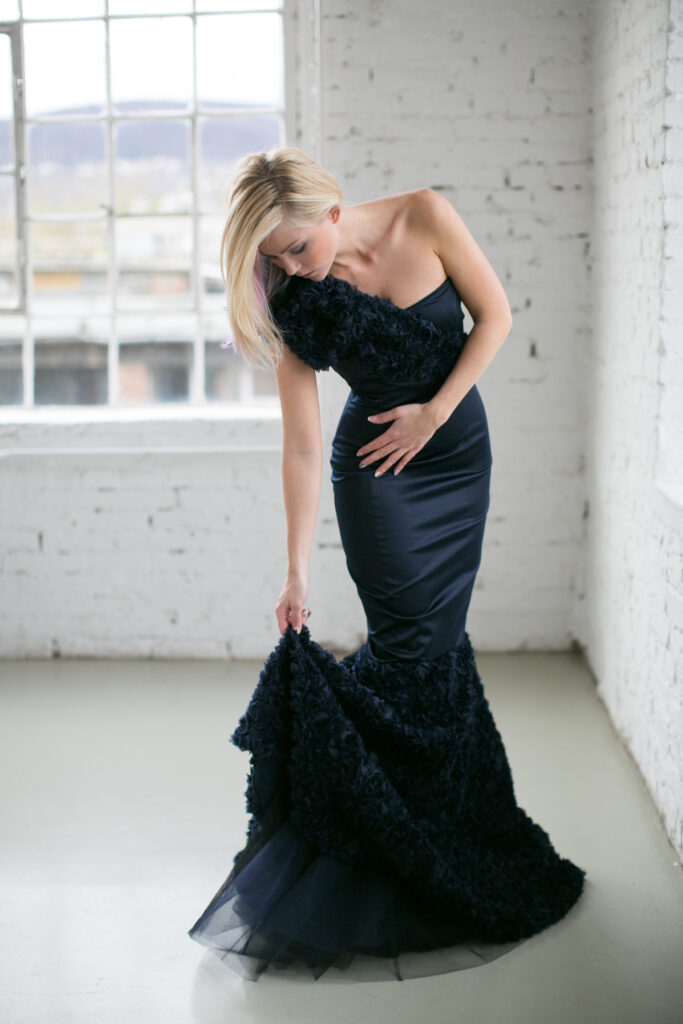 zhoja-couture-bali-selloruba-ejfelkek-szaten-3d-viragdiszites