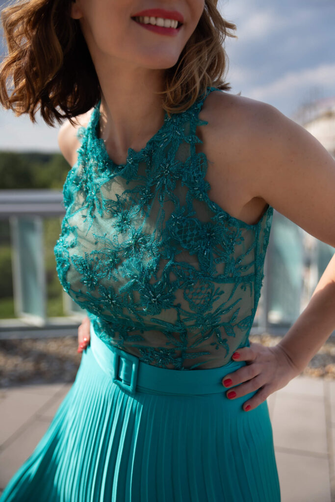 zhoja-couture-tanu-ruha-turkizzold-csipke-plisszirozott-maxi